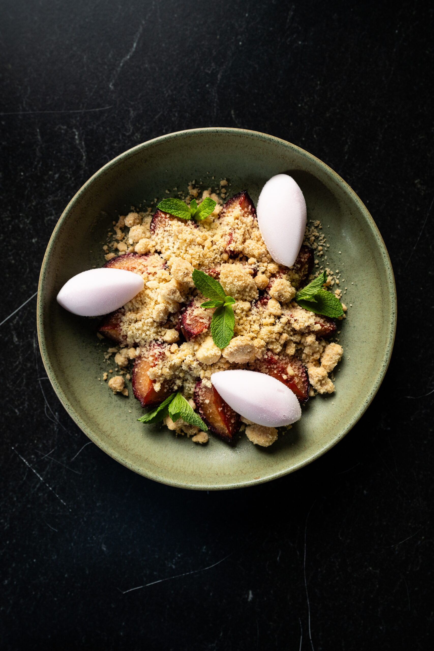 Plum crumble with Sorbet Crémant Rosé Luxlait - Luxlait